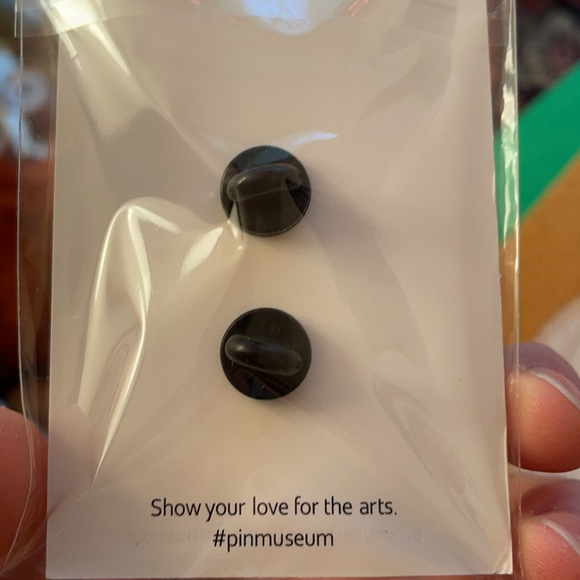 Lovers kissing pin - Picture 3 of 3